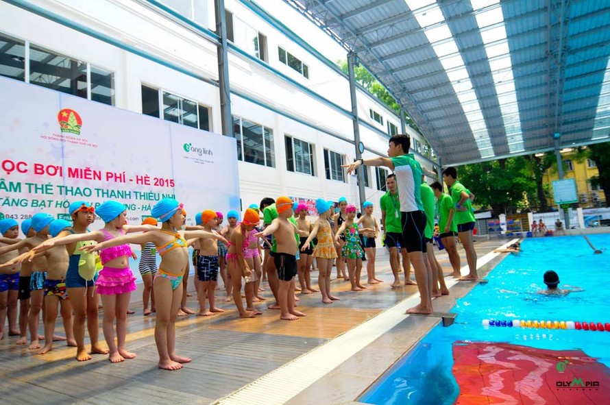 Khai giảng một khoá học bơi miễn phí thuộc dự án.
