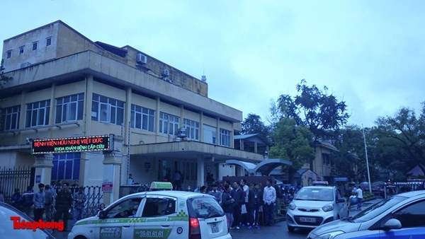 Bệnh viện Việt Đức yêu cầu chấm dứt hợp đồng với một nhân viên bảo vệ của bệnh viện.