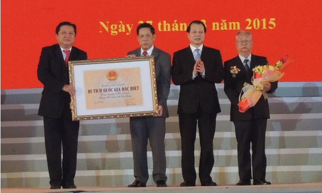 Lãnh đạo tỉnh Kiên Giang đón nhận bằng công nhận di tích quốc gia đặc biệt. Ảnh: Tuổi trẻ.