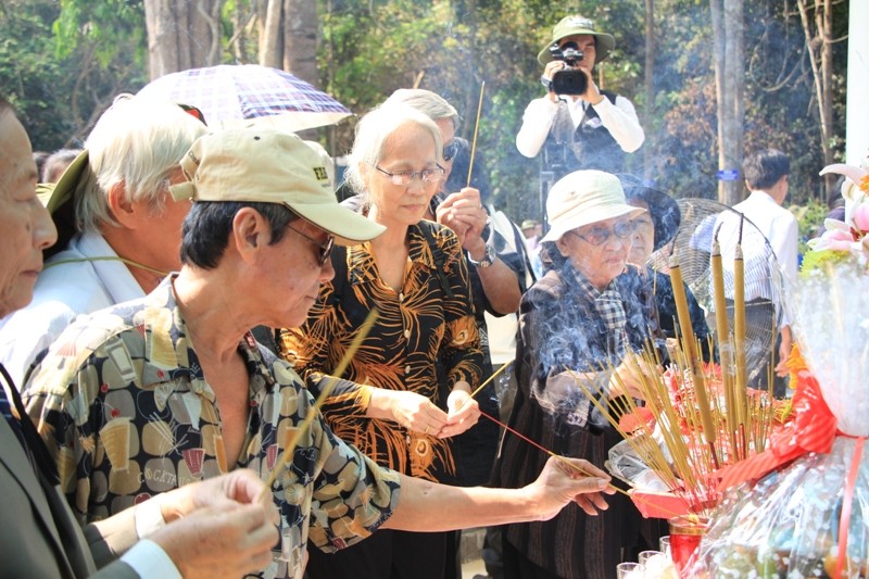 Các đại biểu về dự lễ khánh thành đến dâng hương Nhà lưu niệm đồng chí Huỳnh Thanh Mua.
