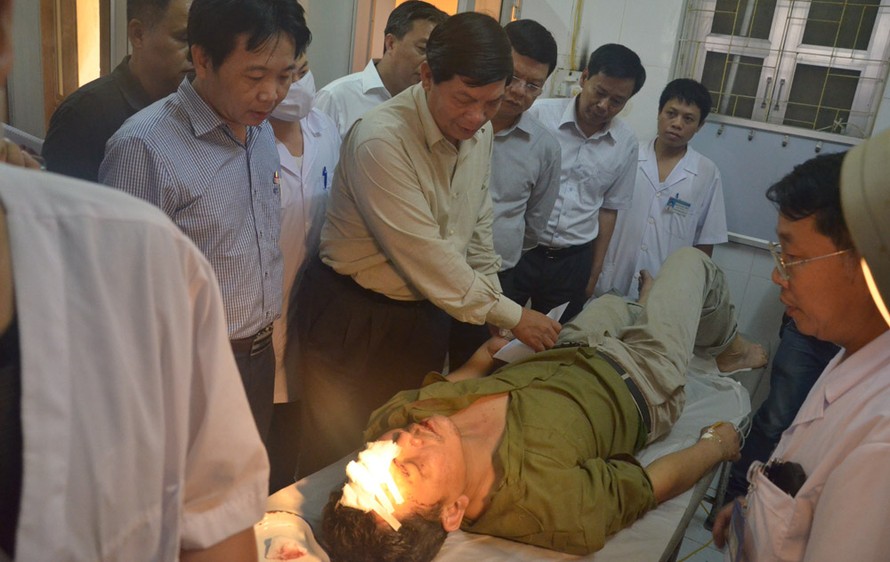 Ông Nguyễn Quốc Hùng - Phó Chủ tịch UBND TP Hà Nội vào viện thăm hỏi các nạn nhân trong vụ tai nạn. Ảnh: Thanh Hà.