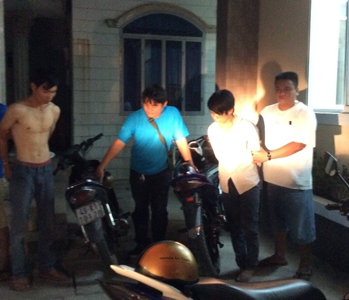 Hiệp sĩ Nguyễn Thanh Hải (ở giữa) cùng 2 đối tượng trộm xe thay biển số giả bị khống chế. (ảnh: N.T.H).