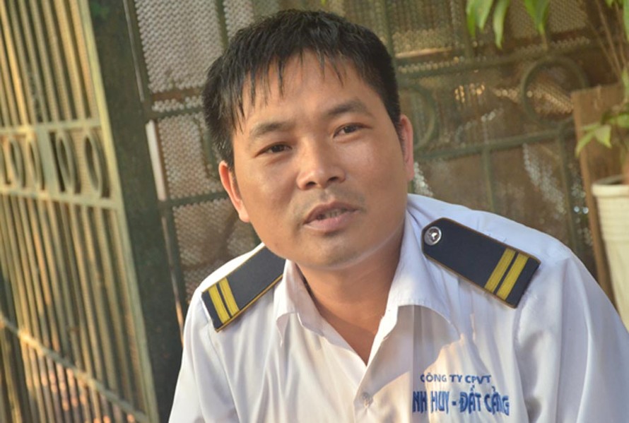 Tài xế Lê Hữu Thọ trao đổi với phóng viên. Ảnh: Thanh Phong.
