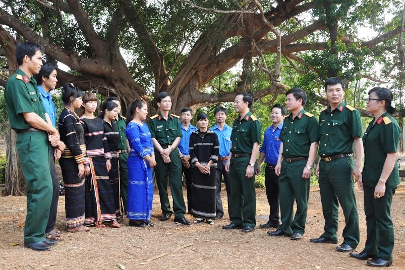 Tại Gia Lai, lãnh đạo, đại biểu Ban Thanh niên Quân đội trao đổi, thăm hỏi đội ngũ cán bộ Đoàn cơ sở ở Binh đoàn 15 và ĐVTN địa phương.