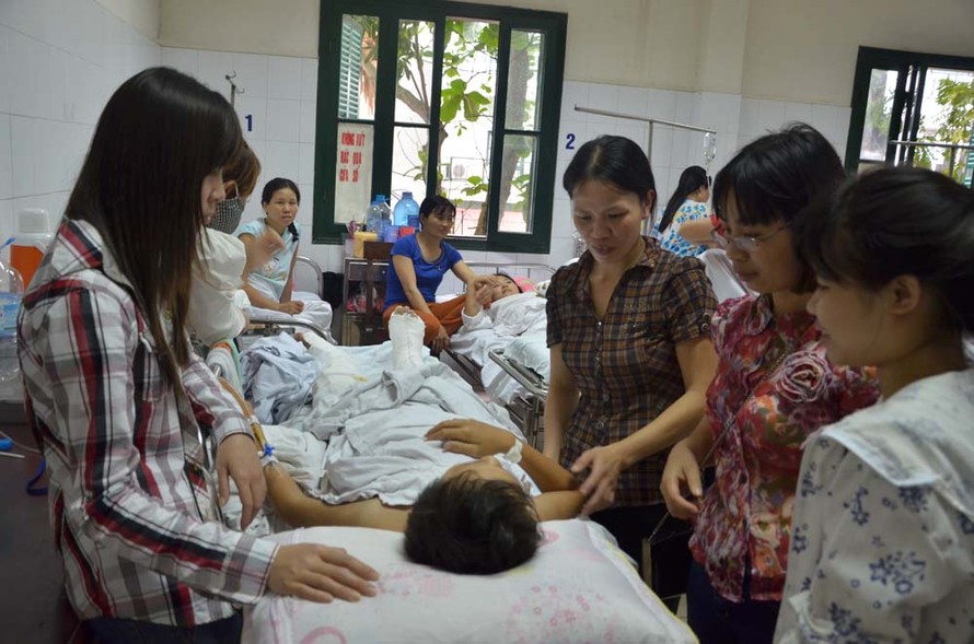 Em Chu Văn Long đang được điều trị tại bệnh viện Việt Đức. Ảnh: Thanh Hà.