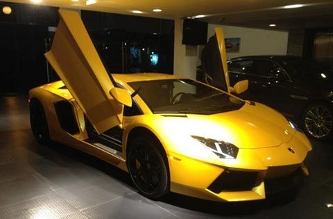 Chiếc Lamborghini Aventador màu vàng này của Cường Đôla có giá lên tới 25 tỷ.