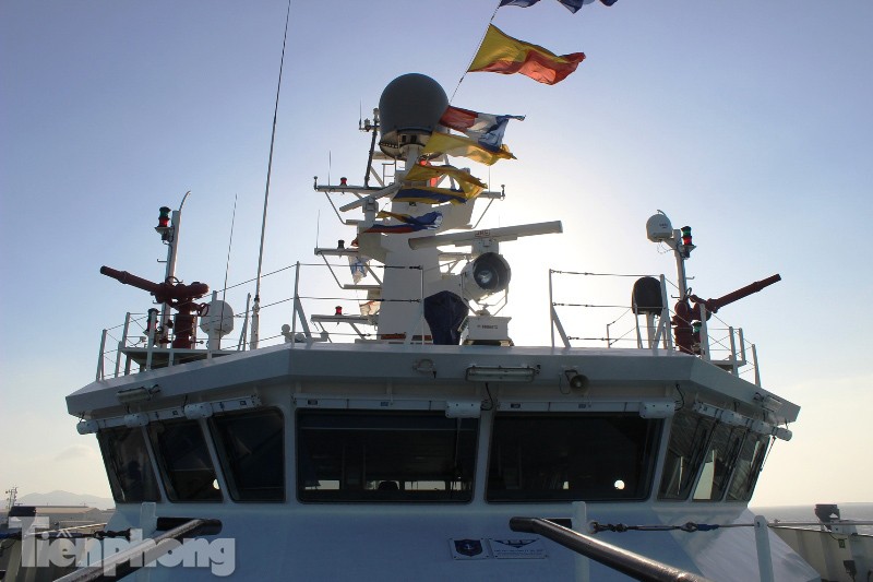 Cột đèn của tàu với các thiết bị radar, hệ thống Vsat…