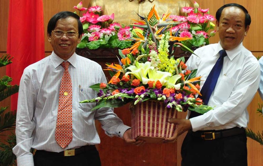Ông Lê Phước Thanh, Bí thư tỉnh ủy Quảng Nam tặng hoa chúc mừng ông Đinh Văn Thu tại hội nghị.