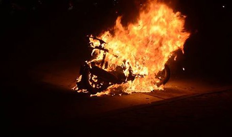 Chiếc xe máy bùng cháy dữ dội.
