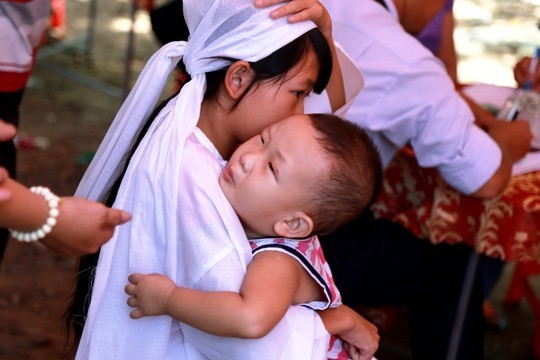 Hai con của chị Nguyễn Thị Bích Chi buồn khóc vì thấy mẹ “vắng nhà lâu không về”.