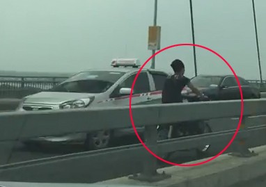 Nam thanh niên đi ngược chiều trên cầu Nhật Tân. Ảnh cắt từ video.
