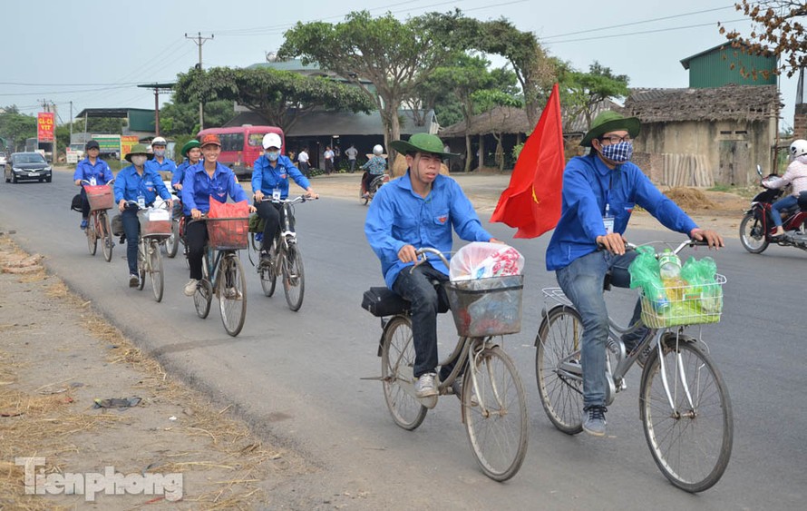Hơn 100 bạn sinh viên tình nguyện đạp xe trên quãng đường gần 100km từ Hà Nội lên Phú Thọ.
