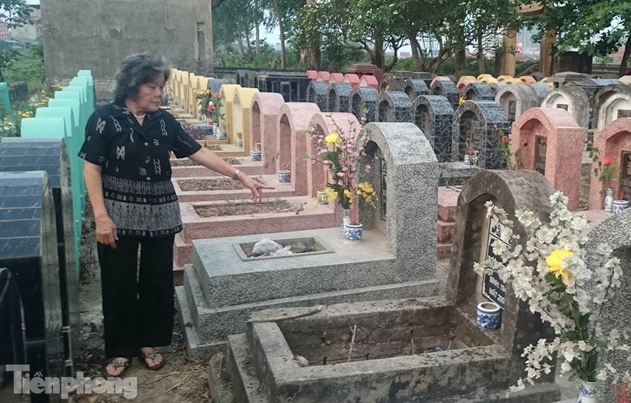 Bà Nguyễn Thị Đức chỉ vào ngôi mộ của gia đình bị kẻ xấu đập vỡ bát hương.