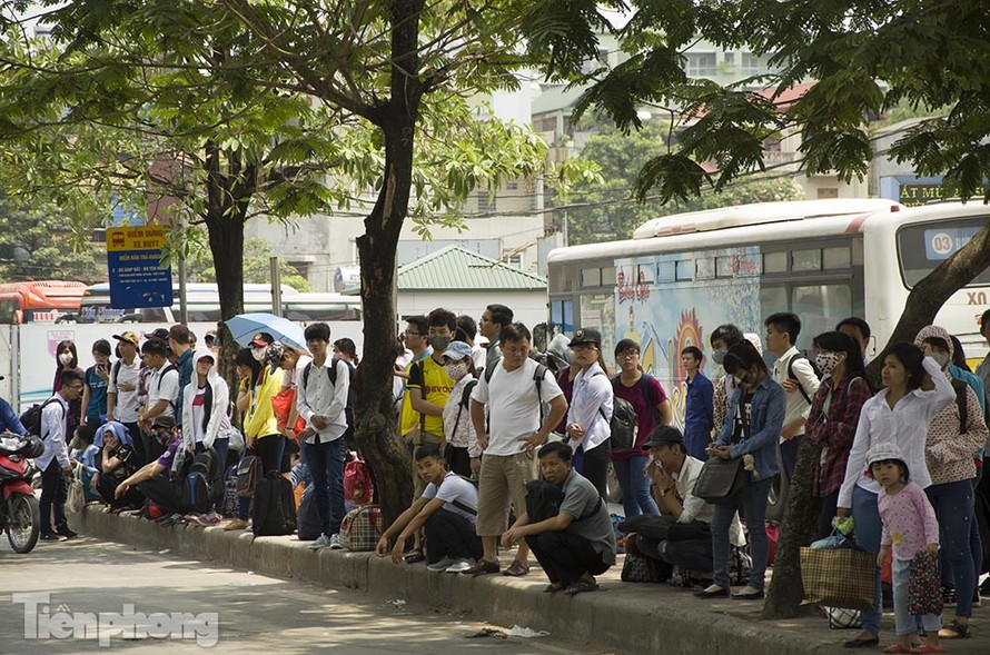 Nhiều người đợi xe buýt sau khi từ các nơi đổ về Thủ đô sáng ngày 3/5. Ảnh: Thanh Hà.