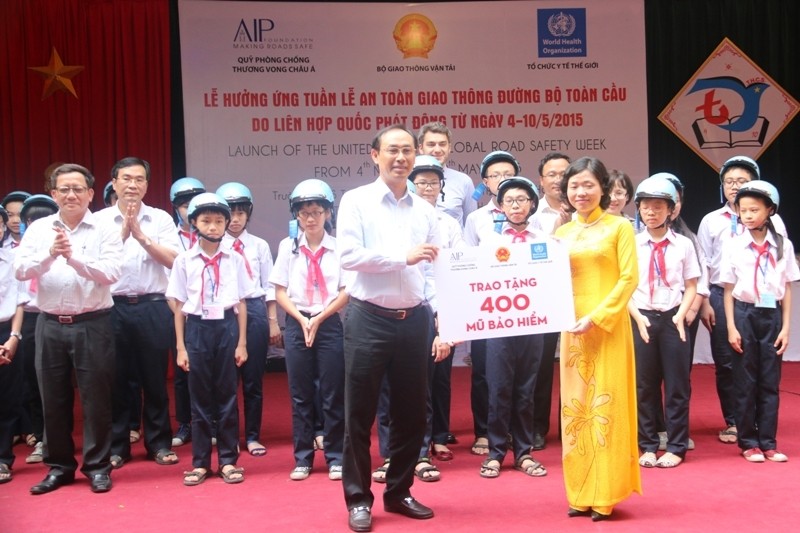 Thứ trưởng GTVT Lê Đình Thọ trao tặng 400 mũ bảo hiểm cho các em học sinh của Trường Trung học cơ sở Tân Định.