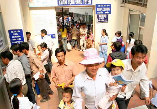 Bệnh viện Nhi Trung ương đông nghịt trẻ tới khám do thời tiết nắng nóng.
