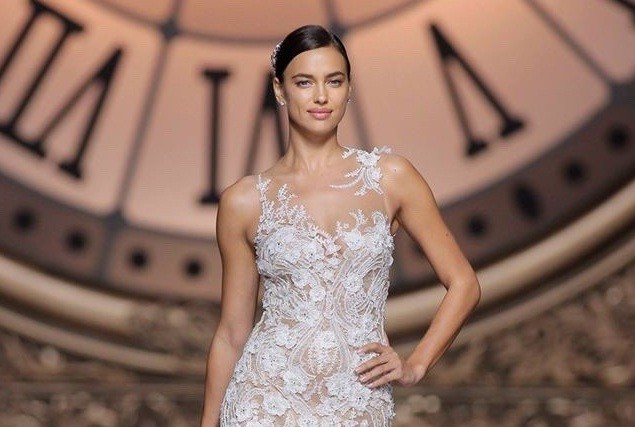 Siêu mẫu Nga gợi cảm với váy cưới xuyên thấu