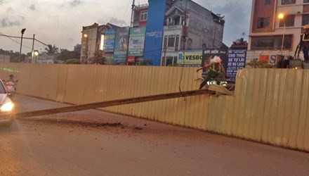 Sự cố dầm thép tuột cáp cẩu xuống đường vào tối 10/5. Ảnh: Nguyễn Thành Công.