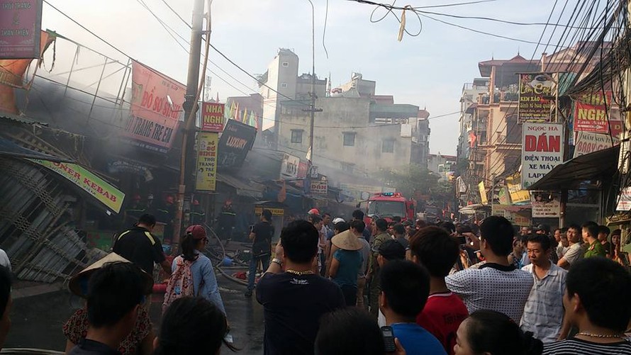 Khoảng 10 xe cứu hỏa được huy động đến dập đám cháy. Ảnh: Tuấn Nguyễn.