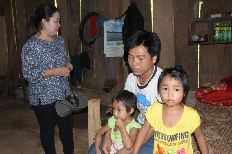 Lãnh đạo huyện Kỳ Sơn thăm hỏi, động viên gia đình chị Cụt Thị Đanh.