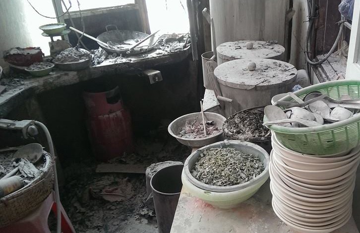 Nhiều đồ đạc khu vực nấu ăn của quán phở bị cháy rụi.