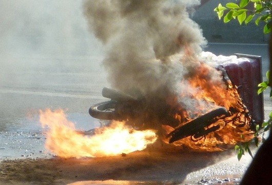 Ngọn lửa thiêu rụi hoàn toàn chiếc xe mô tô trong thời gian ngắn.