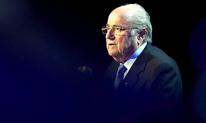Sepp Blatter chịu rất nhiều cáo buộc hối lộ, mua phiếu bầu...