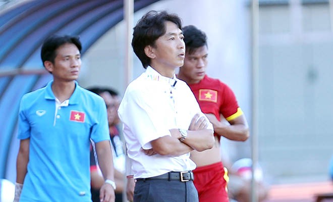 Người hâm mộ đòi hỏi thầy trò HLV Miura phải thi đấu ấn tượng hơn nữa. Ảnh Quốc Khánh.