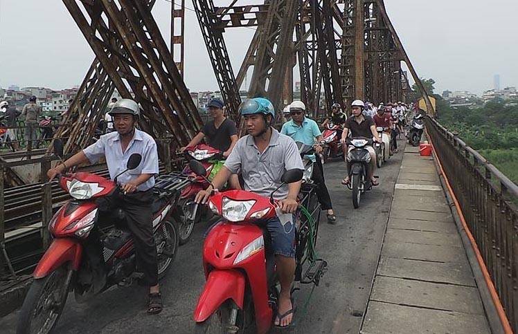 Nhiều người dân hiếu kỳ đứng xem xác chết gây tắc nghẽn giao thông trên cầu Long Biên.