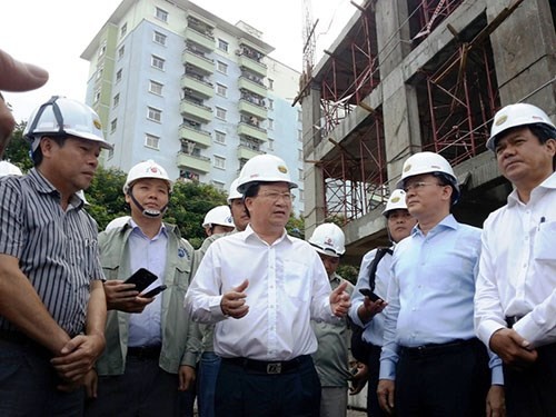 Bộ trưởng Trịnh Đình Dũng trong lần đi kiểm tra dự án nhà ở xã hội. Ảnh Báo Xây dựng.