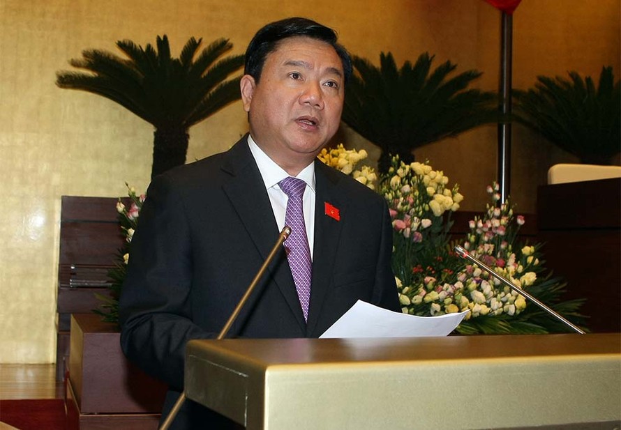 Bộ trưởng Bộ Giao thông vận tải Đinh La Thăng báo cáo Quốc hội về việc sửa đổi Bộ luật Hàng hải.