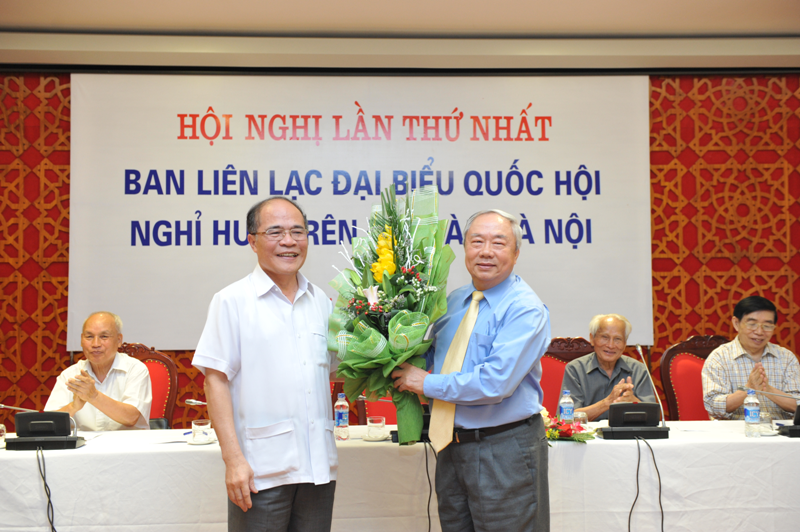 Chủ tịch Quốc hội Nguyễn Sinh Hùng tặng hoa chúc mừng đồng chí Vũ Mão- Trưởng Ban lâm thời Ban Liên lạc ĐBQH nghỉ hưu khu vực Hà Nội. Nguồn báo Nguoidaibieunhandan.