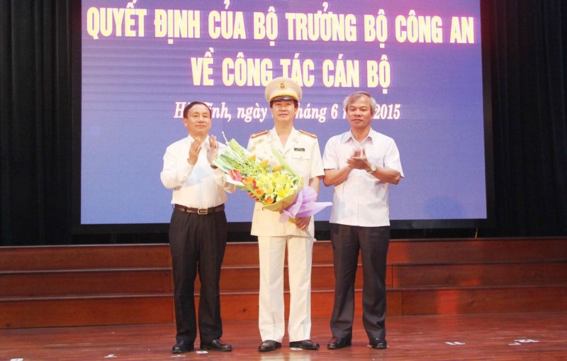 Lãnh đạo tỉnh Hà Tĩnh tặng hoa chúc mừng tân Giám đốc Công an tỉnh Hà Tĩnh Lê Văn Sao.