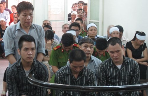 Bị cáo Lê Trung Kiên (áo xám, đứng) cùng các bị cáo tại toà sơ thẩm. Ảnh: An ninh thủ đô.