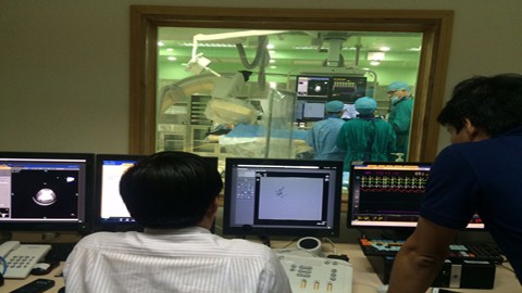 Bệnh nhân đang được thực hiện kỹ thuật can thiệp nội mạch. Ảnh: Thanh Huyền/VietNamNet