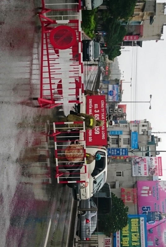 Từ sáng 24/6, lực lượng chức năng lập rào chắn không cho xe máy, xe đạp qua cầu Bãi Cháy (Quảng Ninh).