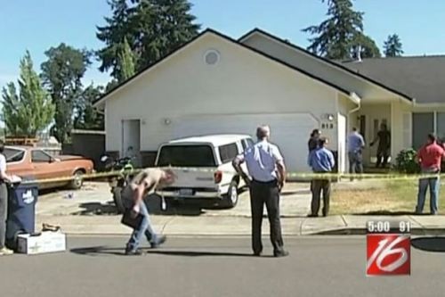 Cảnh sát đột kích vào ngôi nhà ở Springfield, Oregon và phát hiện hai thi thể đông lạnh (Ảnh: Daily Mail).