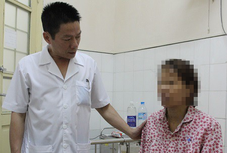 Bác sỹ Lưu Quốc Khải - Trưởng khoa Đẻ - Người trực tiếp tham gia ca phẫu thuật đang hỏi thăm bệnh nhân NTH. Ảnh Thanh Loan.