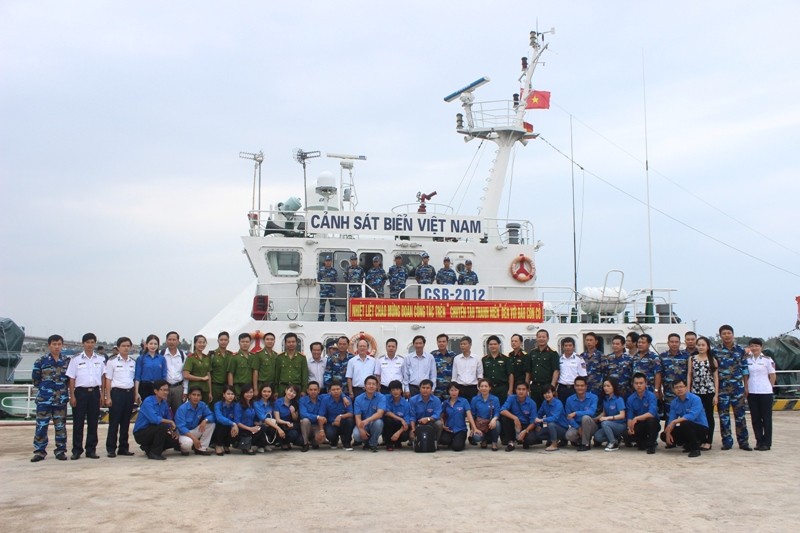 Đoàn đại biểu tham gia hành trình tại cầu cảng Hải đội 202 (BTL Vùng Cảnh sát biển 2), trước giờ lên tàu ra thăm đảo Cồn Cỏ.