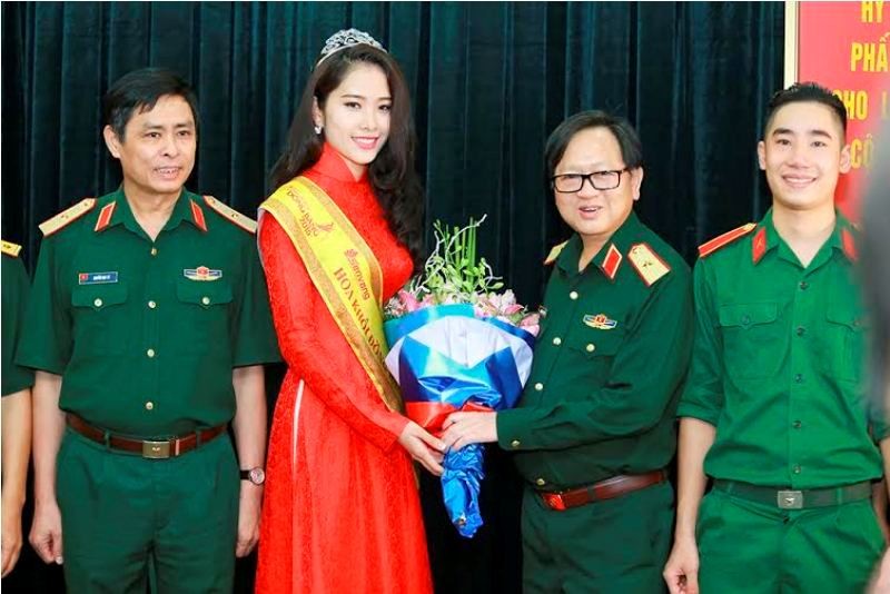 Trường VHNT Quân đội tặng bằng khen cho Hoa khôi Nam Em