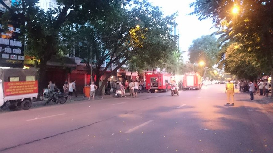 Xe cứu hỏa tại hiện trường dập lửa. Ảnh: Xuân Vũ/Otofun.