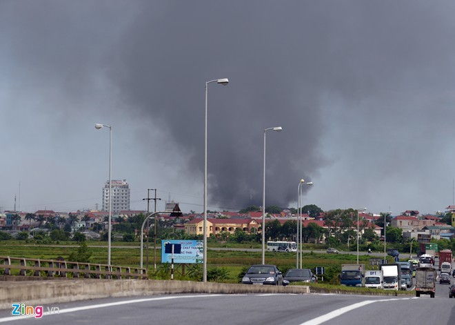 Vụ cháy xảy ra vào khoảng 5h30 tại lô đất số 19 thuộc cụm công nghiệp Võ Cường. Ảnh: Zing.vn.