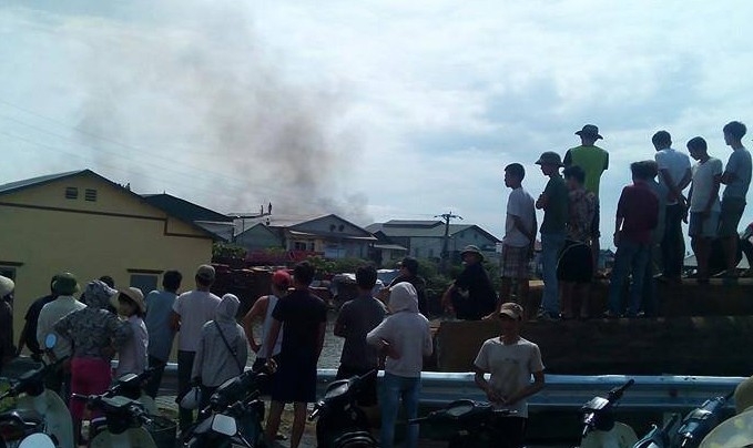 Nhiều người dân hiếu kỳ đứng xem đám cháy. Ảnh: CTV Lê Đạt.