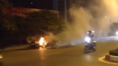 Chiếc xe bốc cháy trên đường.