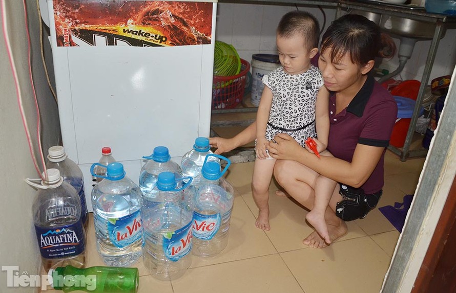 Gia đình chị Lê Thị Minh để nhiều bình nước sinh hoạt. Ảnh: Thanh Hà.