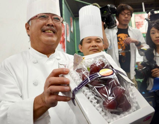 Đầu bếp người Nhật Bản Masayuki Hirai và "chiến lợi phẩm" là chùm nho với giá khủng gần 200 triệu đồng.