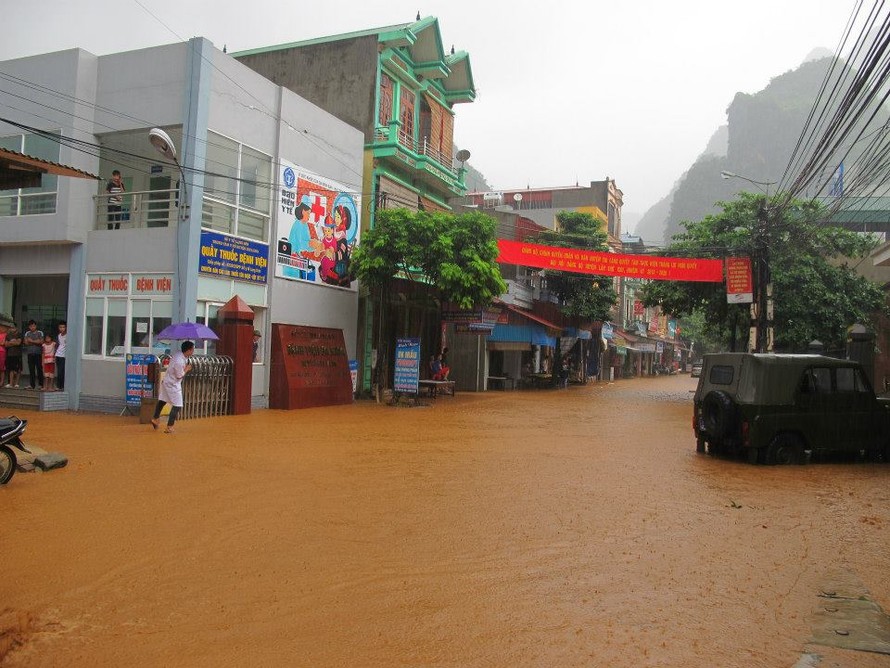 Cơ sở Y tế huyện Chi Lăng bị nước bủa vây. Ảnh: T. Ích.