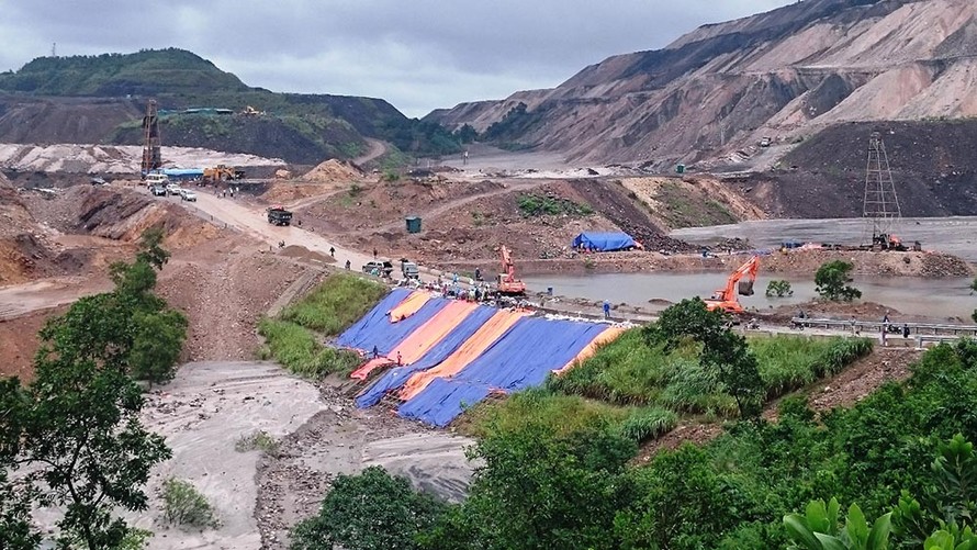 Đập 790 bị sự cố tràn nước bùn đất xuống khu dân cư Mông Dương do bãi thải mỏ Cọc Sáu sạt lở.