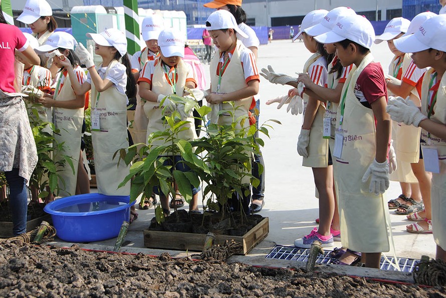 Hàng nghìn người tham gia trồng cây tại Aeon Mall Long Biên