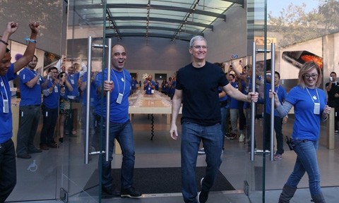 CEO Tim Cook đến dự lễ khai trương một cửa hàng của Apple tại thành phố Palo Alto, bang California, Mỹ - Ảnh: Getty Images.